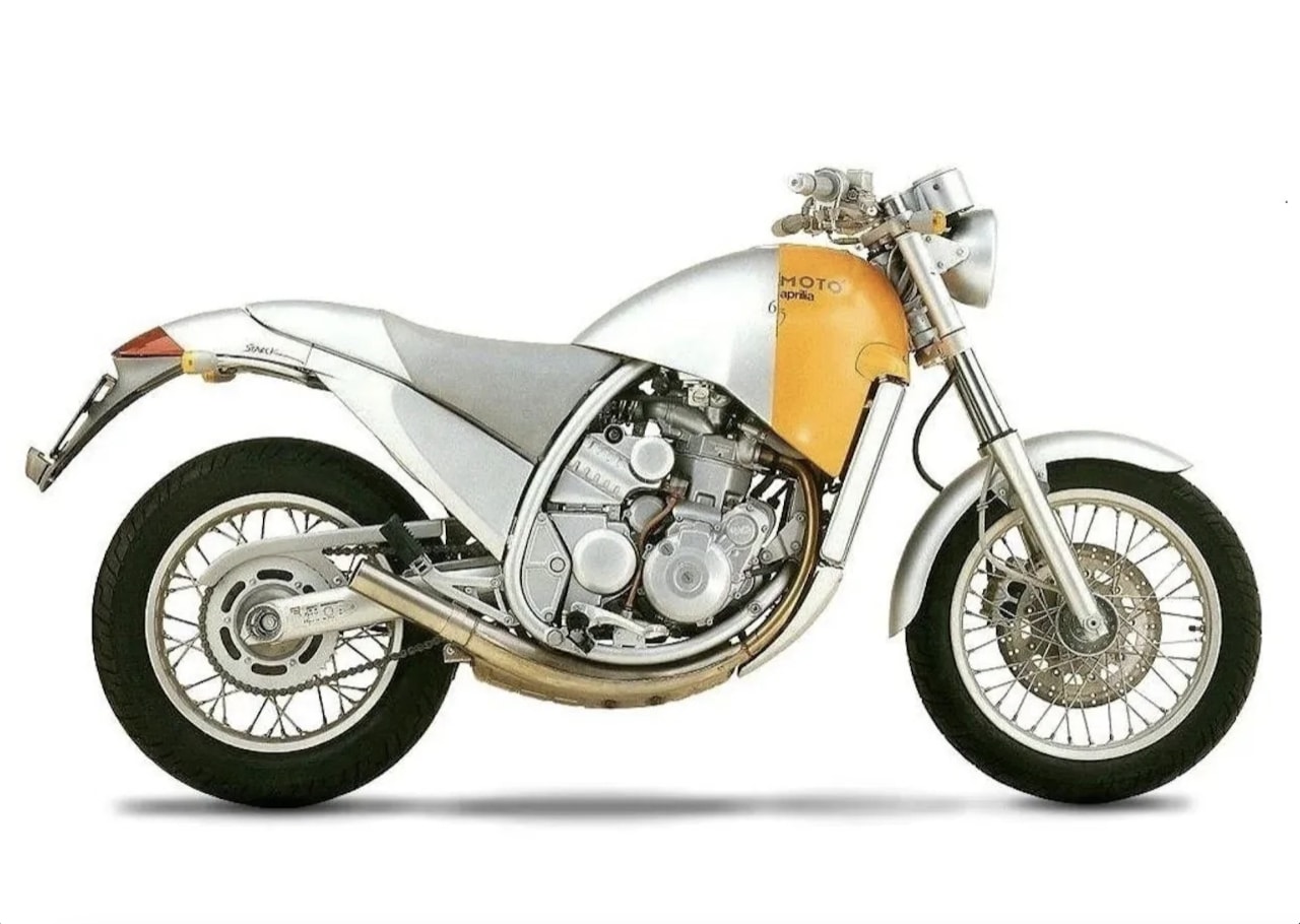 <div class='descrGalleryTitle'>Motò 6.5</div><div class='descrGalleryText'><p>La Motò 6.5 si guadagna a pieno titolo lo scettro di <b><a href="https://www.dueruote.it/news/moto-scooter/2023/08/18/le-moto-piu-brutte-design.html">flop più clamoroso</a></b> di casa Aprilia. Fu presentata al Motor Show del 1994 e le consegne partirono un semestre più tardi, ma ben presto, sceso l’entusiasmo iniziale, le vendite calarono sino a lasciare migliaia di esemplari invenduti presso le concessionarie. A colpire, prima di qualsiasi dato tecnico, l’inconfondibile linea, figlia della matita del <b>designer francese Philippe Starck</b>. La Motò 6.5 ha linee senz'altro avanti per i tempi, con le grafiche pulitissime e le&nbsp;forme arrotondate, tanto delle sovrastrutture quanto di elementi tipo telaio e impianto di scarico, <b style="font-size: 0.8125rem; background-color: transparent;">che fecero impazzire i progettisti </b>costretti ad accettare un risultato non in linea con la tradizione Aprilia in termini di guidaiblità, soprattutto a causa di un baricentro esageratamente alto. Un progetto che risultò relativamente costoso e per di più <b>difficile da incasellare in un segmento </b>specifico, e che per questa serie di ragioni non incontrò mai il gusto dei motociclisti, riuscendo piuttosto a vendere qualche pezzo agli appassionati di design attratti dal nome di Starck.</p>
</div>